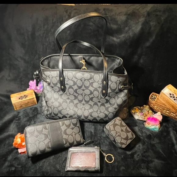 Authenticated Coach Purse, Wallet, Mini ID Case & Pill Case Collection XListed - Picture 9 of 9